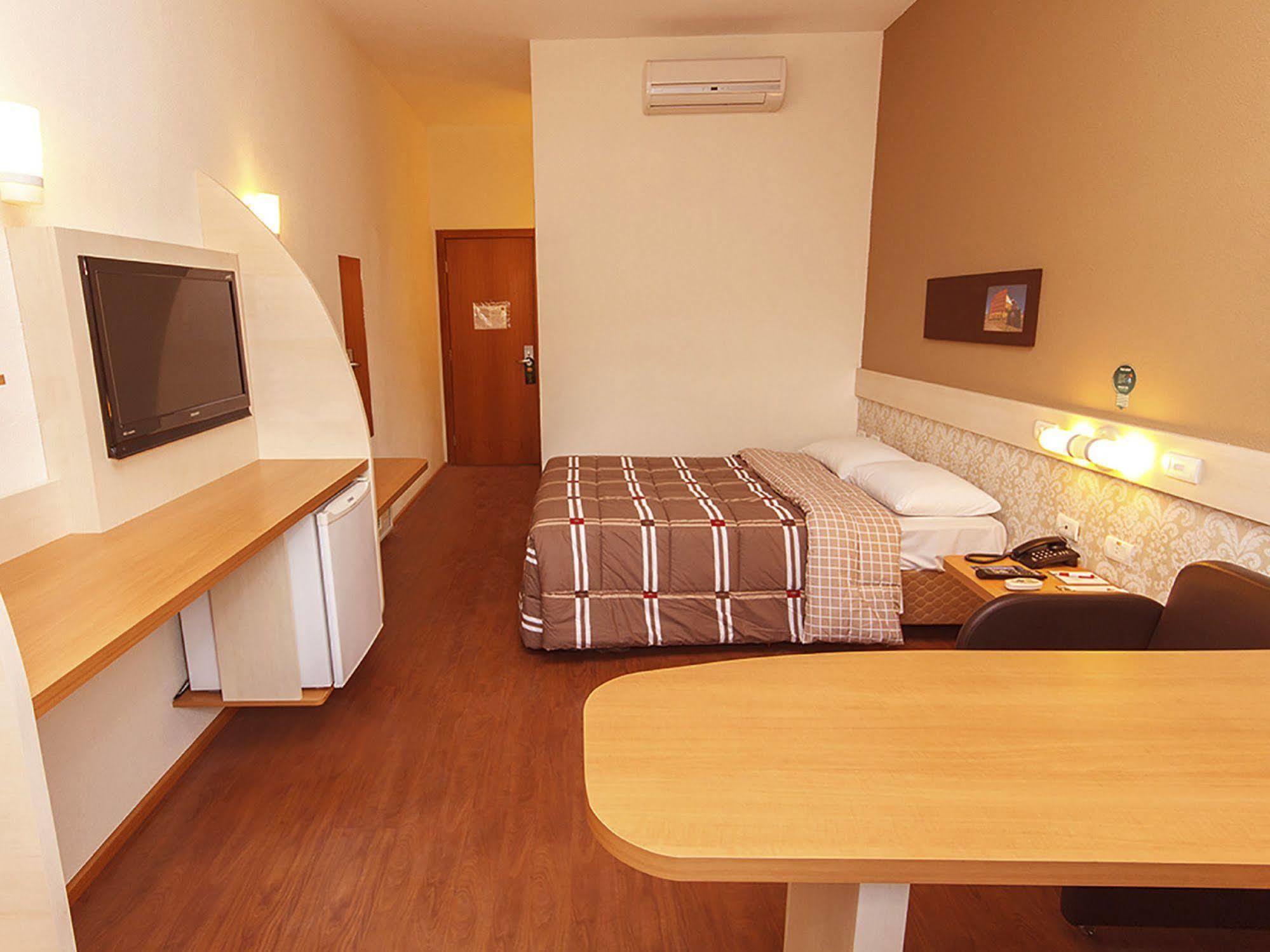 Hotel 10 주앵빌 외부 사진
